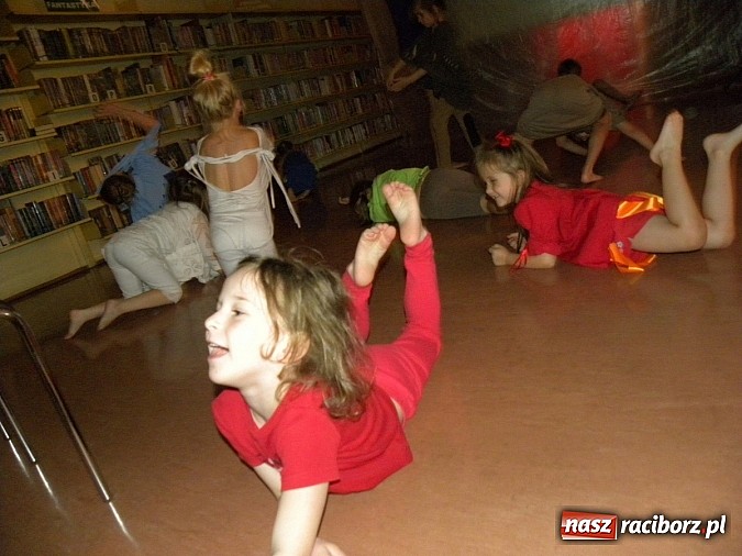 Zdjęcie w galerii na portalu naszraciborz.pl: Lato z biblioteką. Taniec czterech żywiołów wiadomości z regionu