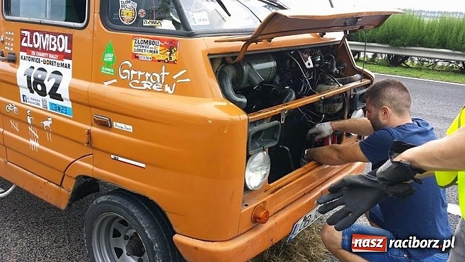 Zdjęcie w galerii na portalu naszraciborz.pl: Ekipa z Raciborza weźmie udział w tegorocznej edycji rajdu charytatywnego Złombol wiadomości z regionu