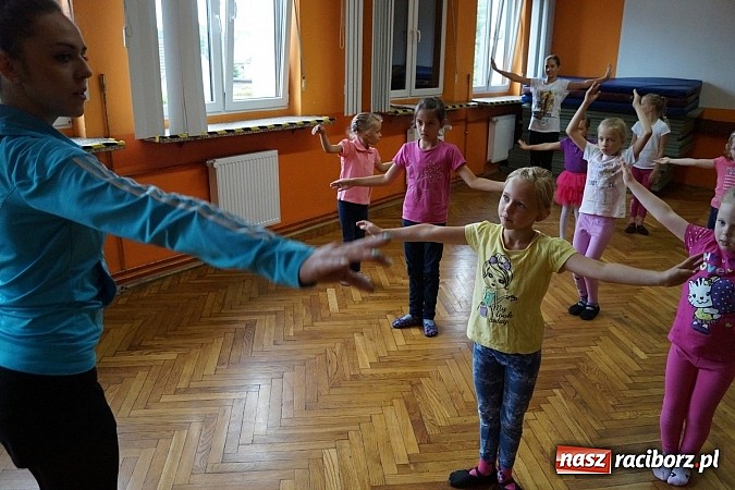 Zdjęcie w galerii na portalu naszraciborz.pl: W Gminnym Centrum Kultury w Nędzy trwają lekcje baletu  wiadomości z regionu