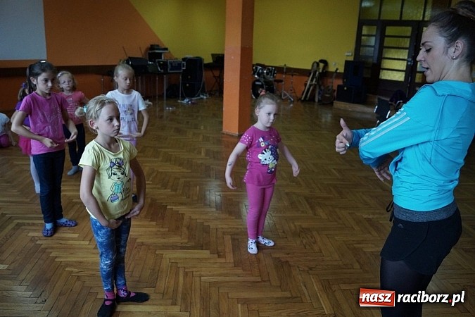 Zdjęcie w galerii na portalu naszraciborz.pl: W Gminnym Centrum Kultury w Nędzy trwają lekcje baletu  wiadomości z regionu