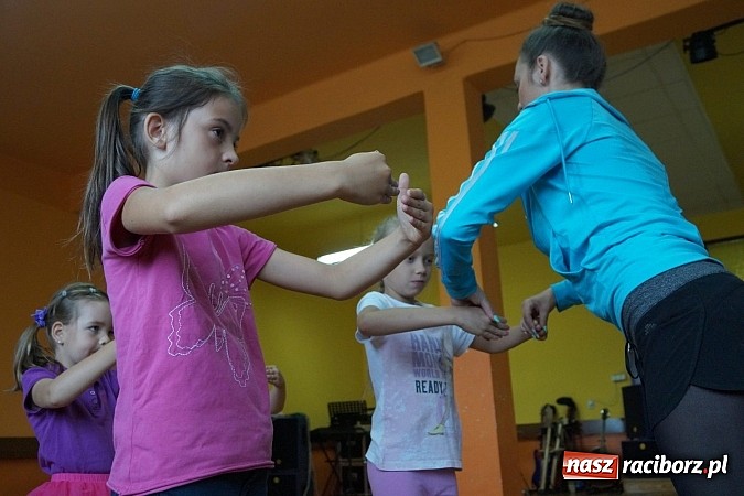 Zdjęcie w galerii na portalu naszraciborz.pl: W Gminnym Centrum Kultury w Nędzy trwają lekcje baletu  wiadomości z regionu