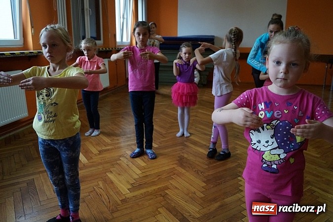 Zdjęcie w galerii na portalu naszraciborz.pl: W Gminnym Centrum Kultury w Nędzy trwają lekcje baletu  wiadomości z regionu