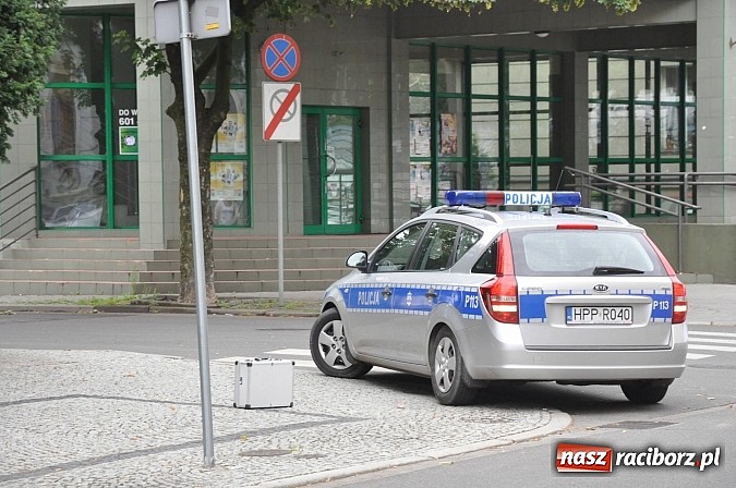 Zdjęcie w galerii na portalu naszraciborz.pl: Tajemniczy metalowy neseser na Batorego. Policja zamykała ulicę i ściągała pirotechnika... aż tu pojawił się serwisant od kopiarek wiadomości z regionu