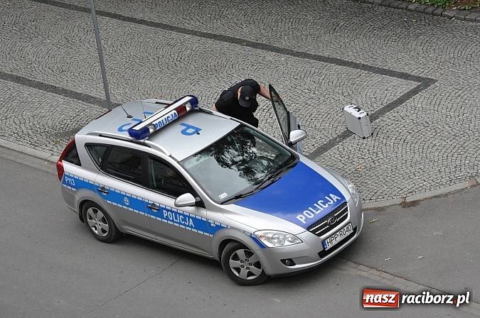 Zdjęcie w galerii na portalu naszraciborz.pl: Tajemniczy metalowy neseser na Batorego. Policja zamykała ulicę i ściągała pirotechnika... aż tu pojawił się serwisant od kopiarek wiadomości z regionu