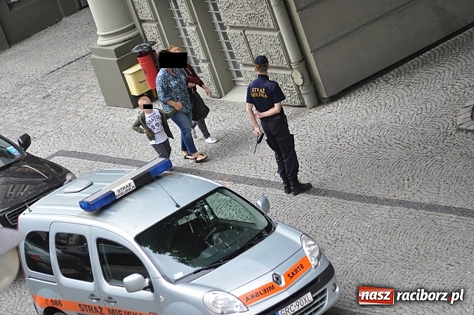 Zdjęcie w galerii na portalu naszraciborz.pl: Tajemniczy metalowy neseser na Batorego. Policja zamykała ulicę i ściągała pirotechnika... aż tu pojawił się serwisant od kopiarek wiadomości z regionu