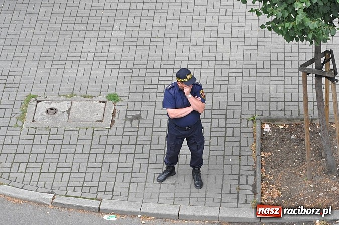 Zdjęcie w galerii na portalu naszraciborz.pl: Tajemniczy metalowy neseser na Batorego. Policja zamykała ulicę i ściągała pirotechnika... aż tu pojawił się serwisant od kopiarek wiadomości z regionu