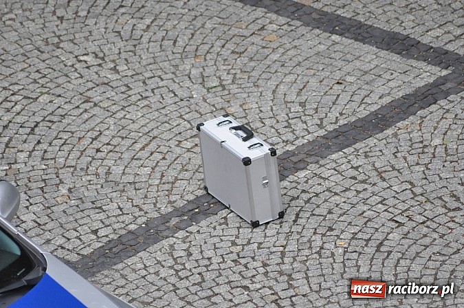 Zdjęcie w galerii na portalu naszraciborz.pl: Tajemniczy metalowy neseser na Batorego. Policja zamykała ulicę i ściągała pirotechnika... aż tu pojawił się serwisant od kopiarek wiadomości z regionu
