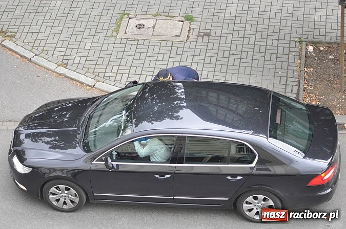 Zdjęcie w galerii na portalu naszraciborz.pl: Tajemniczy metalowy neseser na Batorego. Policja zamykała ulicę i ściągała pirotechnika... aż tu pojawił się serwisant od kopiarek wiadomości z regionu