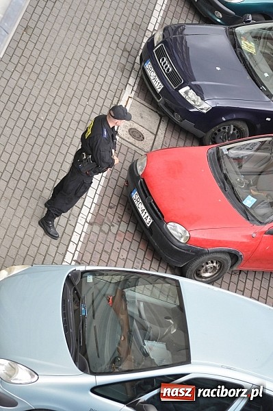 Zdjęcie w galerii na portalu naszraciborz.pl: Tajemniczy metalowy neseser na Batorego. Policja zamykała ulicę i ściągała pirotechnika... aż tu pojawił się serwisant od kopiarek wiadomości z regionu