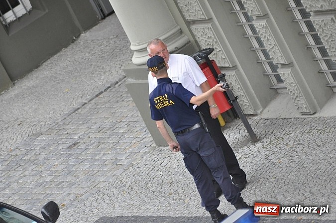 Zdjęcie w galerii na portalu naszraciborz.pl: Tajemniczy metalowy neseser na Batorego. Policja zamykała ulicę i ściągała pirotechnika... aż tu pojawił się serwisant od kopiarek wiadomości z regionu