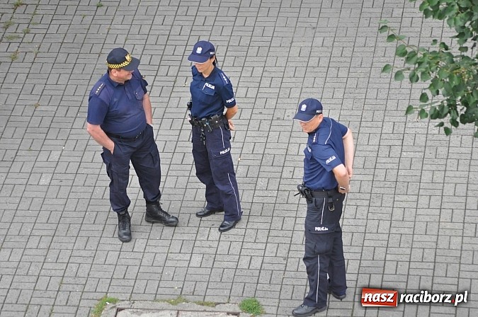 Zdjęcie w galerii na portalu naszraciborz.pl: Tajemniczy metalowy neseser na Batorego. Policja zamykała ulicę i ściągała pirotechnika... aż tu pojawił się serwisant od kopiarek wiadomości z regionu