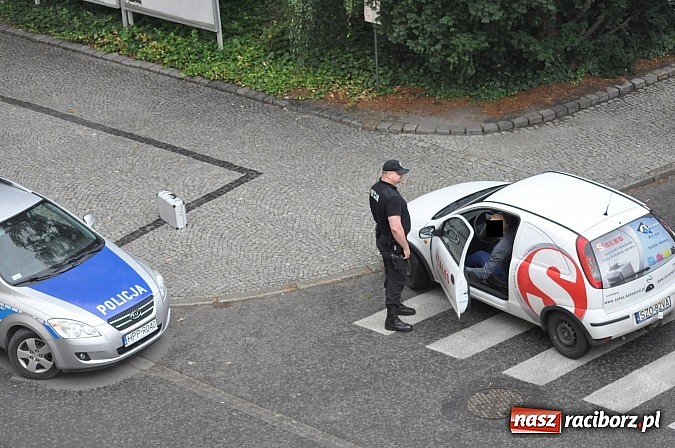 Zdjęcie w galerii na portalu naszraciborz.pl: Tajemniczy metalowy neseser na Batorego. Policja zamykała ulicę i ściągała pirotechnika... aż tu pojawił się serwisant od kopiarek wiadomości z regionu