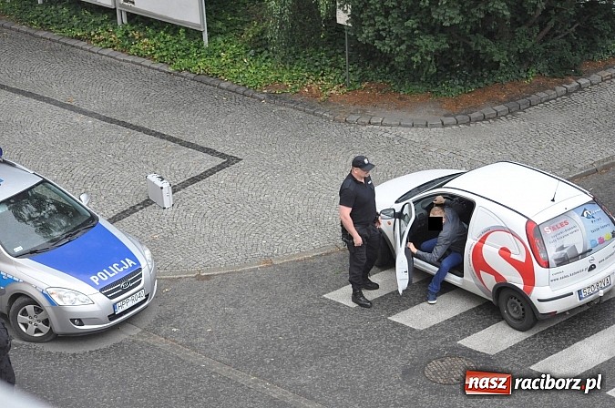 Zdjęcie w galerii na portalu naszraciborz.pl: Tajemniczy metalowy neseser na Batorego. Policja zamykała ulicę i ściągała pirotechnika... aż tu pojawił się serwisant od kopiarek wiadomości z regionu