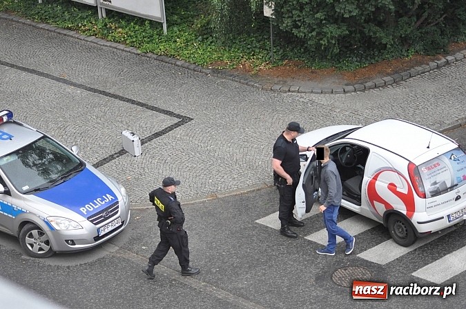 Zdjęcie w galerii na portalu naszraciborz.pl: Tajemniczy metalowy neseser na Batorego. Policja zamykała ulicę i ściągała pirotechnika... aż tu pojawił się serwisant od kopiarek wiadomości z regionu