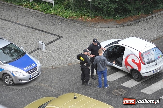 Zdjęcie w galerii na portalu naszraciborz.pl: Tajemniczy metalowy neseser na Batorego. Policja zamykała ulicę i ściągała pirotechnika... aż tu pojawił się serwisant od kopiarek wiadomości z regionu