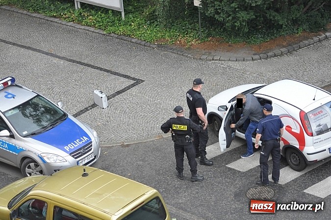 Zdjęcie w galerii na portalu naszraciborz.pl: Tajemniczy metalowy neseser na Batorego. Policja zamykała ulicę i ściągała pirotechnika... aż tu pojawił się serwisant od kopiarek wiadomości z regionu