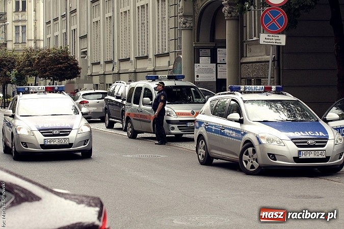 Zdjęcie w galerii na portalu naszraciborz.pl: Tajemniczy metalowy neseser na Batorego. Policja zamykała ulicę i ściągała pirotechnika... aż tu pojawił się serwisant od kopiarek wiadomości z regionu