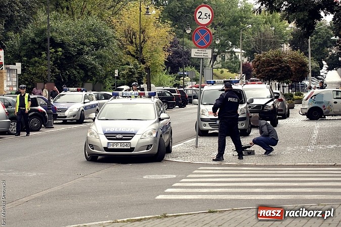 Zdjęcie w galerii na portalu naszraciborz.pl: Tajemniczy metalowy neseser na Batorego. Policja zamykała ulicę i ściągała pirotechnika... aż tu pojawił się serwisant od kopiarek wiadomości z regionu