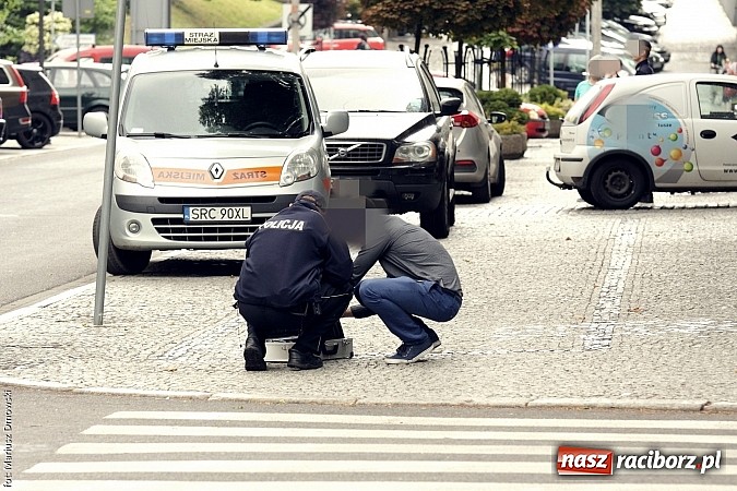 Zdjęcie w galerii na portalu naszraciborz.pl: Tajemniczy metalowy neseser na Batorego. Policja zamykała ulicę i ściągała pirotechnika... aż tu pojawił się serwisant od kopiarek wiadomości z regionu