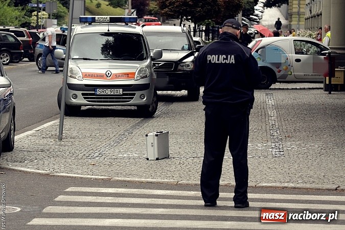 Zdjęcie w galerii na portalu naszraciborz.pl: Tajemniczy metalowy neseser na Batorego. Policja zamykała ulicę i ściągała pirotechnika... aż tu pojawił się serwisant od kopiarek wiadomości z regionu