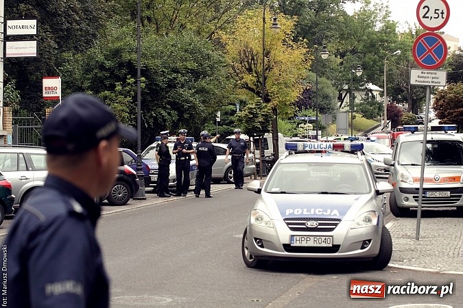 Zdjęcie w galerii na portalu naszraciborz.pl: Tajemniczy metalowy neseser na Batorego. Policja zamykała ulicę i ściągała pirotechnika... aż tu pojawił się serwisant od kopiarek wiadomości z regionu
