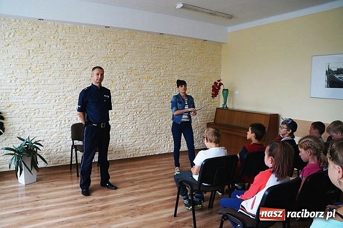 Zdjęcie w galerii na portalu naszraciborz.pl: Policjant i przedstawicielka PSSE rozmawiali dziś z młodzieżą o tragicznych skutkach zażywania dopalaczy wiadomości z regionu