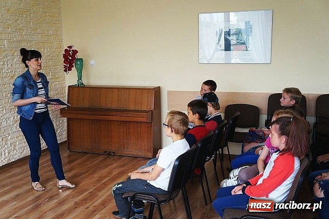 Zdjęcie w galerii na portalu naszraciborz.pl: Policjant i przedstawicielka PSSE rozmawiali dziś z młodzieżą o tragicznych skutkach zażywania dopalaczy wiadomości z regionu