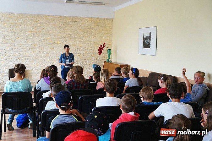 Zdjęcie w galerii na portalu naszraciborz.pl: Policjant i przedstawicielka PSSE rozmawiali dziś z młodzieżą o tragicznych skutkach zażywania dopalaczy wiadomości z regionu