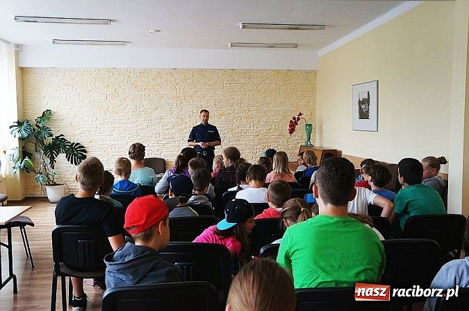 Zdjęcie w galerii na portalu naszraciborz.pl: Policjant i przedstawicielka PSSE rozmawiali dziś z młodzieżą o tragicznych skutkach zażywania dopalaczy wiadomości z regionu