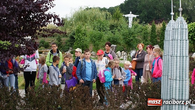 Zdjęcie w galerii na portalu naszraciborz.pl: Lato z Biblioteką. Wizyta w Dream Park w Ochabach wiadomości z regionu