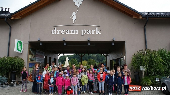 Zdjęcie w galerii na portalu naszraciborz.pl: Lato z Biblioteką. Wizyta w Dream Park w Ochabach wiadomości z regionu