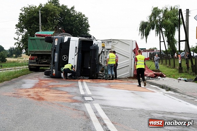 Zdjęcie w galerii na portalu naszraciborz.pl:  Groźny wypadek w Lubomi! Wywróciła się ciężarówka załadowana piaskiem wiadomości z regionu