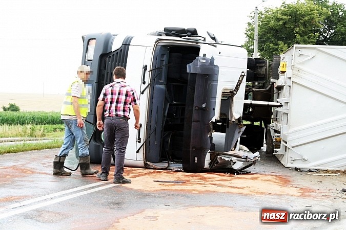 Zdjęcie w galerii na portalu naszraciborz.pl:  Groźny wypadek w Lubomi! Wywróciła się ciężarówka załadowana piaskiem wiadomości z regionu
