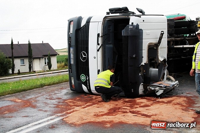 Zdjęcie w galerii na portalu naszraciborz.pl:  Groźny wypadek w Lubomi! Wywróciła się ciężarówka załadowana piaskiem wiadomości z regionu