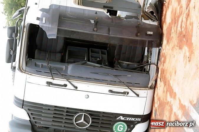 Zdjęcie w galerii na portalu naszraciborz.pl:  Groźny wypadek w Lubomi! Wywróciła się ciężarówka załadowana piaskiem wiadomości z regionu