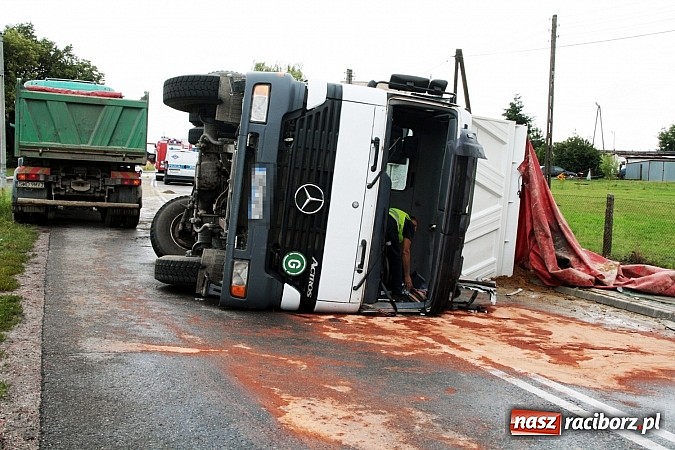 Zdjęcie w galerii na portalu naszraciborz.pl:  Groźny wypadek w Lubomi! Wywróciła się ciężarówka załadowana piaskiem wiadomości z regionu
