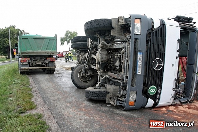 Zdjęcie w galerii na portalu naszraciborz.pl:  Groźny wypadek w Lubomi! Wywróciła się ciężarówka załadowana piaskiem wiadomości z regionu