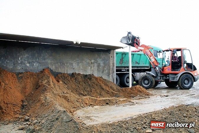 Zdjęcie w galerii na portalu naszraciborz.pl:  Groźny wypadek w Lubomi! Wywróciła się ciężarówka załadowana piaskiem wiadomości z regionu