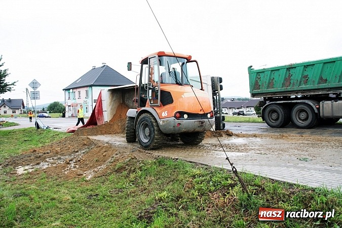 Zdjęcie w galerii na portalu naszraciborz.pl:  Groźny wypadek w Lubomi! Wywróciła się ciężarówka załadowana piaskiem wiadomości z regionu