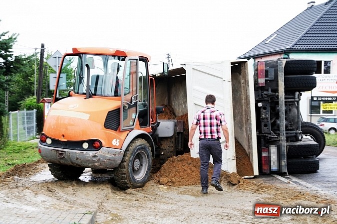 Zdjęcie w galerii na portalu naszraciborz.pl:  Groźny wypadek w Lubomi! Wywróciła się ciężarówka załadowana piaskiem wiadomości z regionu