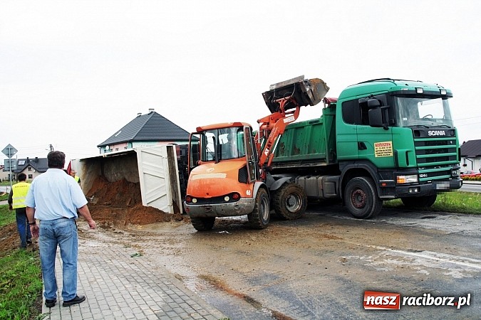 Zdjęcie w galerii na portalu naszraciborz.pl:  Groźny wypadek w Lubomi! Wywróciła się ciężarówka załadowana piaskiem wiadomości z regionu