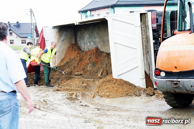 Zdjęcie w galerii na portalu naszraciborz.pl:  Groźny wypadek w Lubomi! Wywróciła się ciężarówka załadowana piaskiem wiadomości z regionu