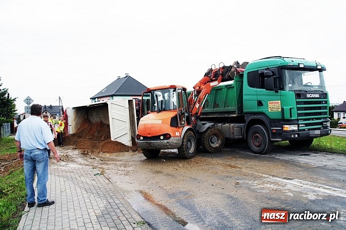 Zdjęcie w galerii na portalu naszraciborz.pl:  Groźny wypadek w Lubomi! Wywróciła się ciężarówka załadowana piaskiem wiadomości z regionu