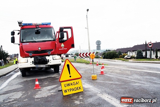 Zdjęcie w galerii na portalu naszraciborz.pl:  Groźny wypadek w Lubomi! Wywróciła się ciężarówka załadowana piaskiem wiadomości z regionu
