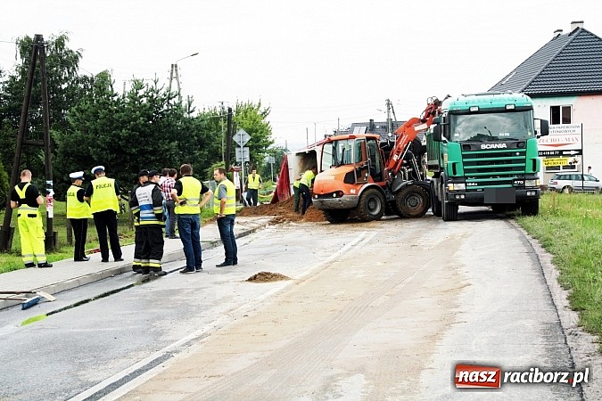 Zdjęcie w galerii na portalu naszraciborz.pl:  Groźny wypadek w Lubomi! Wywróciła się ciężarówka załadowana piaskiem wiadomości z regionu