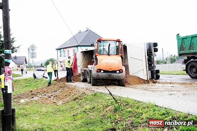 Zdjęcie w galerii na portalu naszraciborz.pl:  Groźny wypadek w Lubomi! Wywróciła się ciężarówka załadowana piaskiem wiadomości z regionu