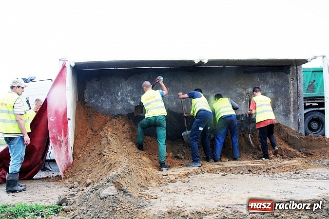 Zdjęcie w galerii na portalu naszraciborz.pl:  Groźny wypadek w Lubomi! Wywróciła się ciężarówka załadowana piaskiem wiadomości z regionu