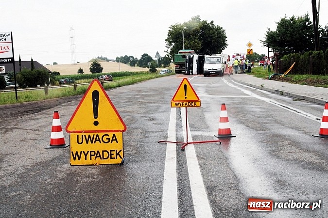 Zdjęcie w galerii na portalu naszraciborz.pl:  Groźny wypadek w Lubomi! Wywróciła się ciężarówka załadowana piaskiem wiadomości z regionu