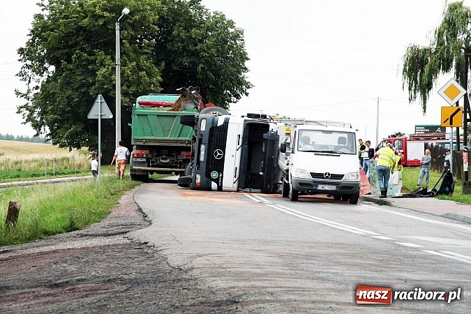 Zdjęcie w galerii na portalu naszraciborz.pl:  Groźny wypadek w Lubomi! Wywróciła się ciężarówka załadowana piaskiem wiadomości z regionu