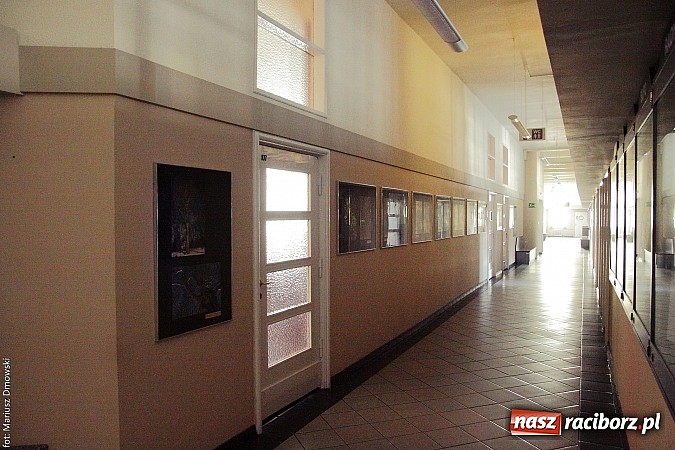 Zdjęcie w galerii na portalu naszraciborz.pl: Ściany Urzędu Miasta dla młodych artystów – propozycja Leszka Szczasnego wiadomości z regionu